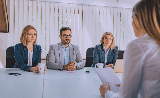 Bewerbungsgespräch im modernen Büro