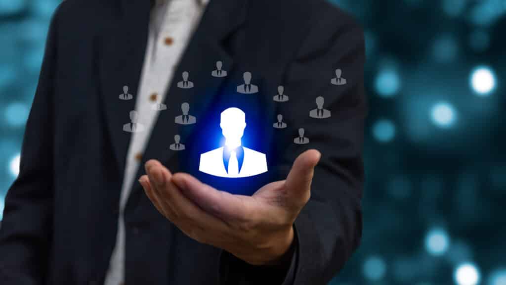 Geschäftsmann hält leuchtendes Symbol für Personalmanagement
