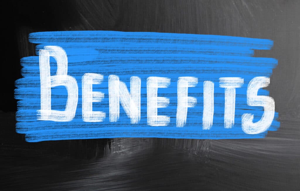 Wort Benefits auf blauem Hintergrund