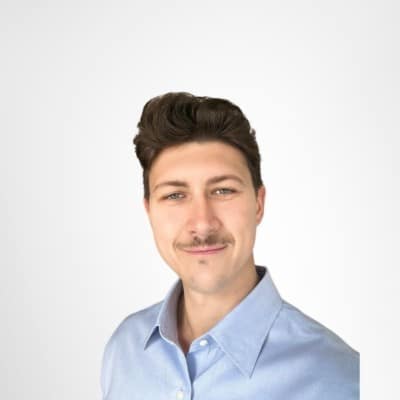 Porträt eines lächelnden Mannes mit Schnurrbart