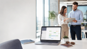 Laptop mit Kalender im modernen Büro